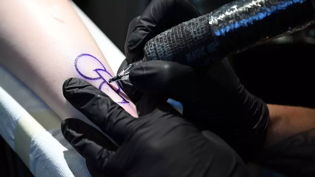 Ein Tattoo, das die Zustimmung zur Organspende symbolisiert. - Bild: Pia Bayer/dpa