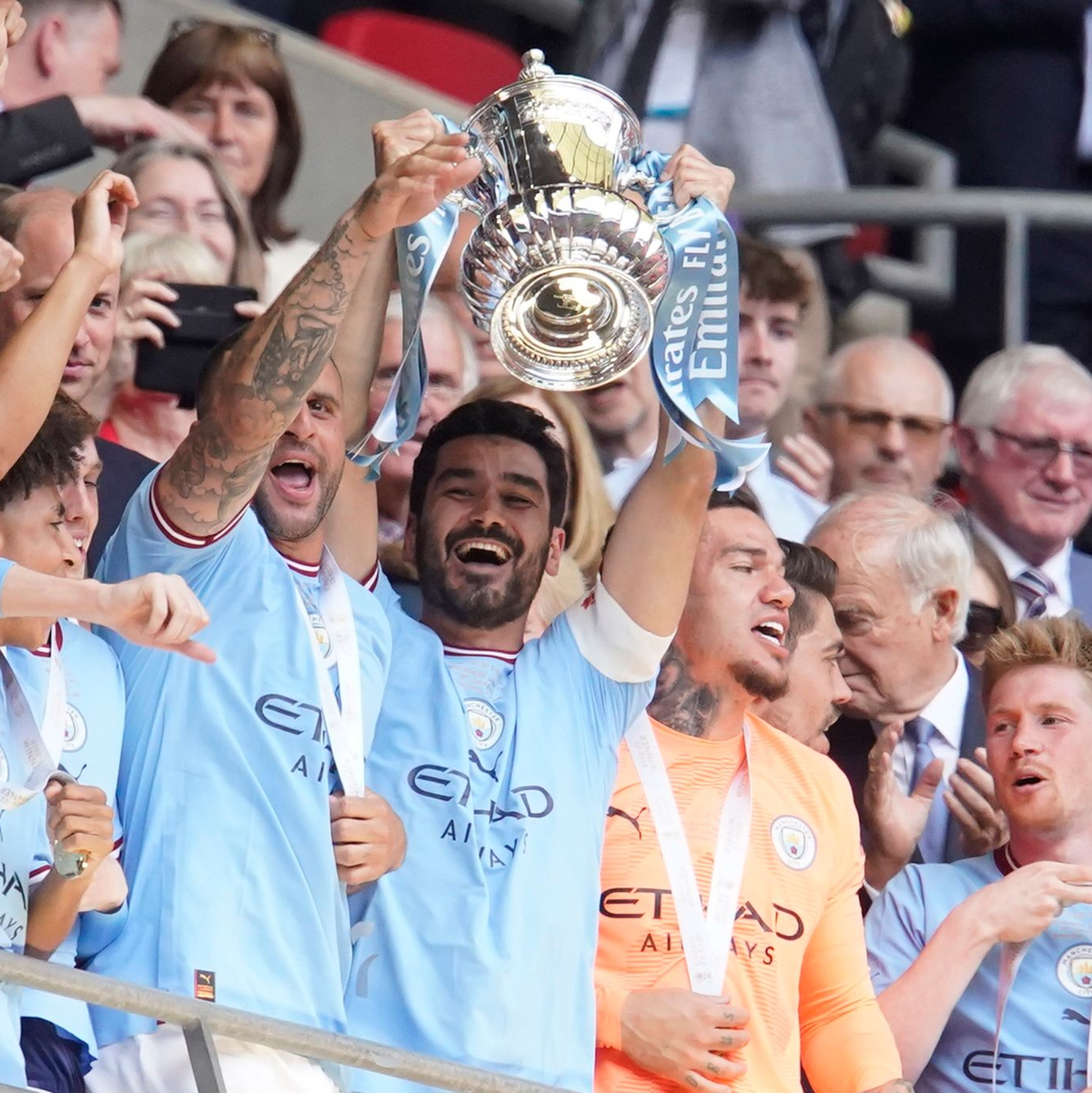 Manchester City machte auf dem Weg zum Triple den zweiten Titelgewinn perfekt. - Foto: Dave Thompson/AP