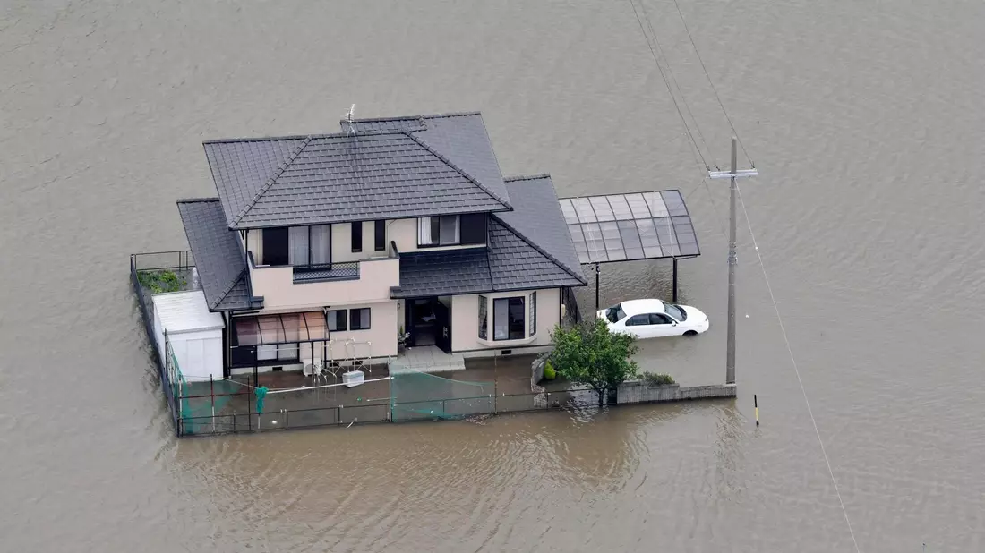 Ein vom Hochwasser umschlossenes Haus in Toyokawa. - Bild: Uncredited/Kyodo News/AP/dpa