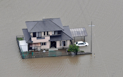 Ein vom Hochwasser umschlossenes Haus in Toyokawa. - Foto: Uncredited/Kyodo News/AP/dpa