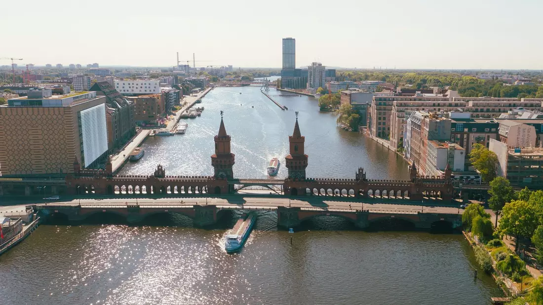 Ausflugsschiffe fahren an der Oberbaumbrücke auf der Spree in Richtung Innenstadt. - Bild: Paul Zinken/dpa