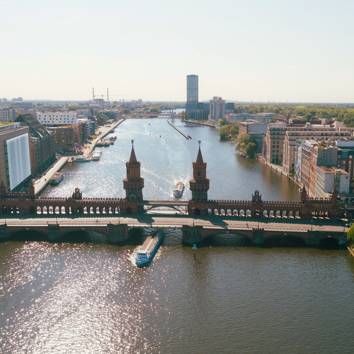 Ausflugsschiffe fahren an der Oberbaumbrücke auf der Spree in Richtung Innenstadt. - Foto: Paul Zinken/dpa