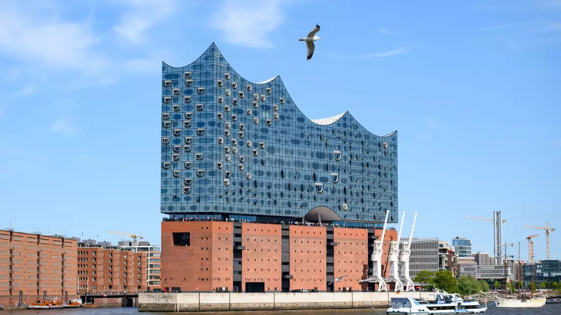 Ein blauer Himmel über der Elbphilharmonie. - Bild: Jonas Walzberg/dpa