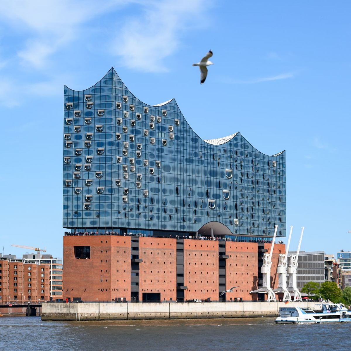 Ein blauer Himmel über der Elbphilharmonie. - Foto: Jonas Walzberg/dpa