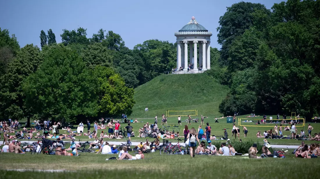 Zahlreiche Menschen genießen in München das schöne Wetter im Englischen Garten. - Bild: Sven Hoppe/dpa