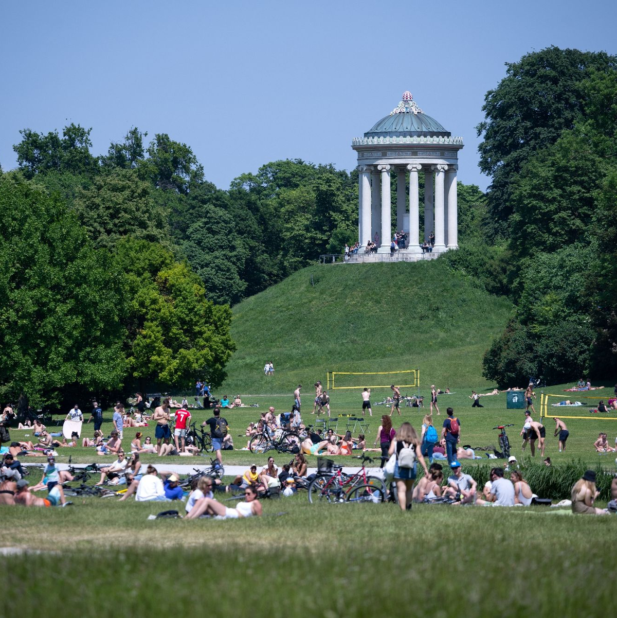 Zahlreiche Menschen genießen in München das schöne Wetter im Englischen Garten. - Foto: Sven Hoppe/dpa