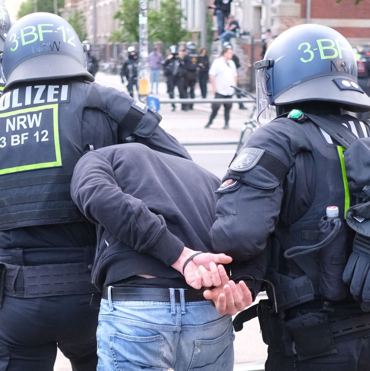 Polizisten habe einen Mann in Gewahrsam genommen. - Foto: Sebastian Willnow/dpa