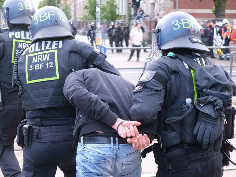 Polizisten stehen an einer Kreuzung im Leipziger Stadtteil Connewitz. - Foto: Sebastian Willnow/dpa