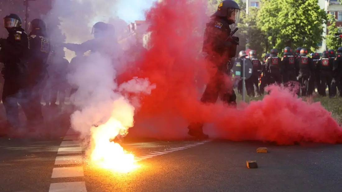 Demonstranten haben Pyrotechnik gezündet. - Bild: SPM-GRuppe/dpa