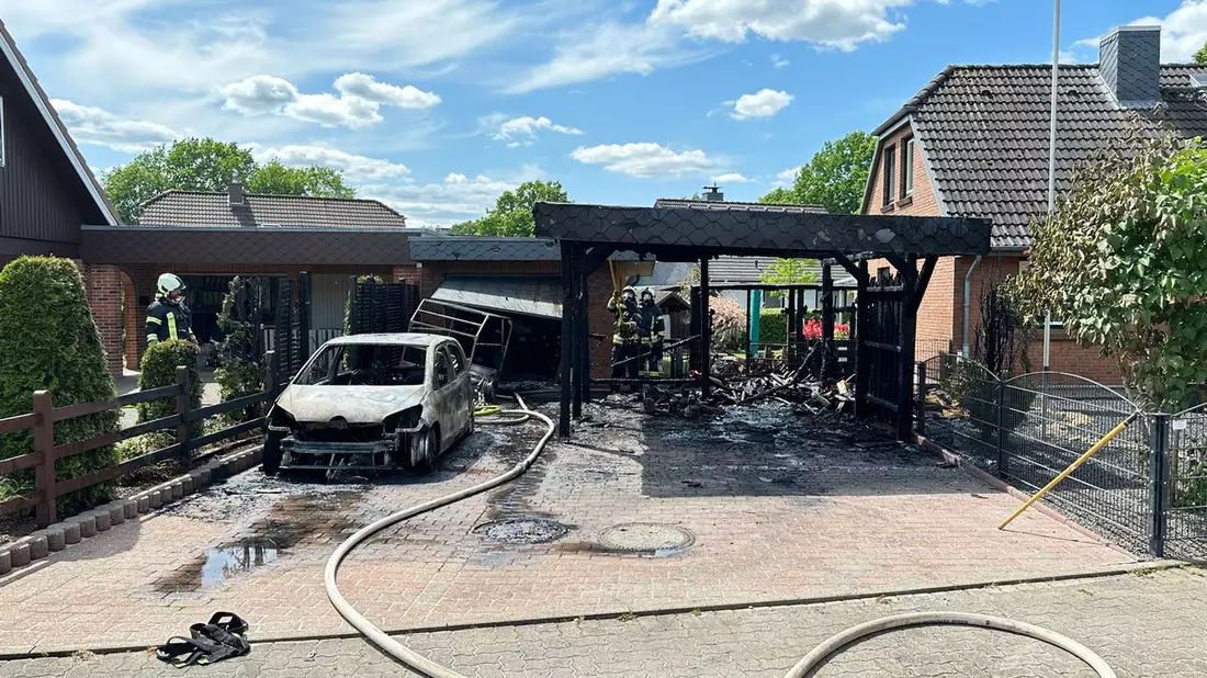 FW Moers: Gartenhaus brennt in Moers-Meerbeck komplett aus - Bild: presseportal.de