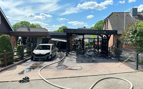 FW Moers: Gartenhaus brennt in Moers-Meerbeck komplett aus - Foto: presseportal.de