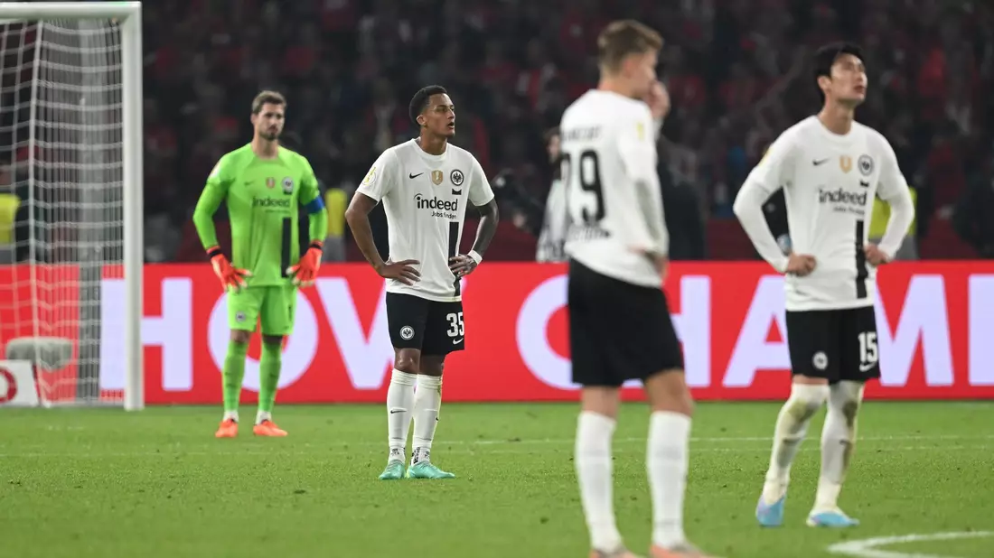 Für die Eintracht ist der Titeltraum hingegen geplatzt. - Bild: Arne Dedert/dpa