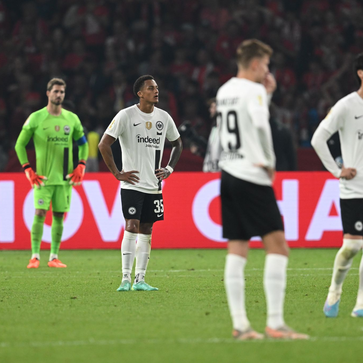 Für die Eintracht ist der Titeltraum hingegen geplatzt. - Foto: Arne Dedert/dpa