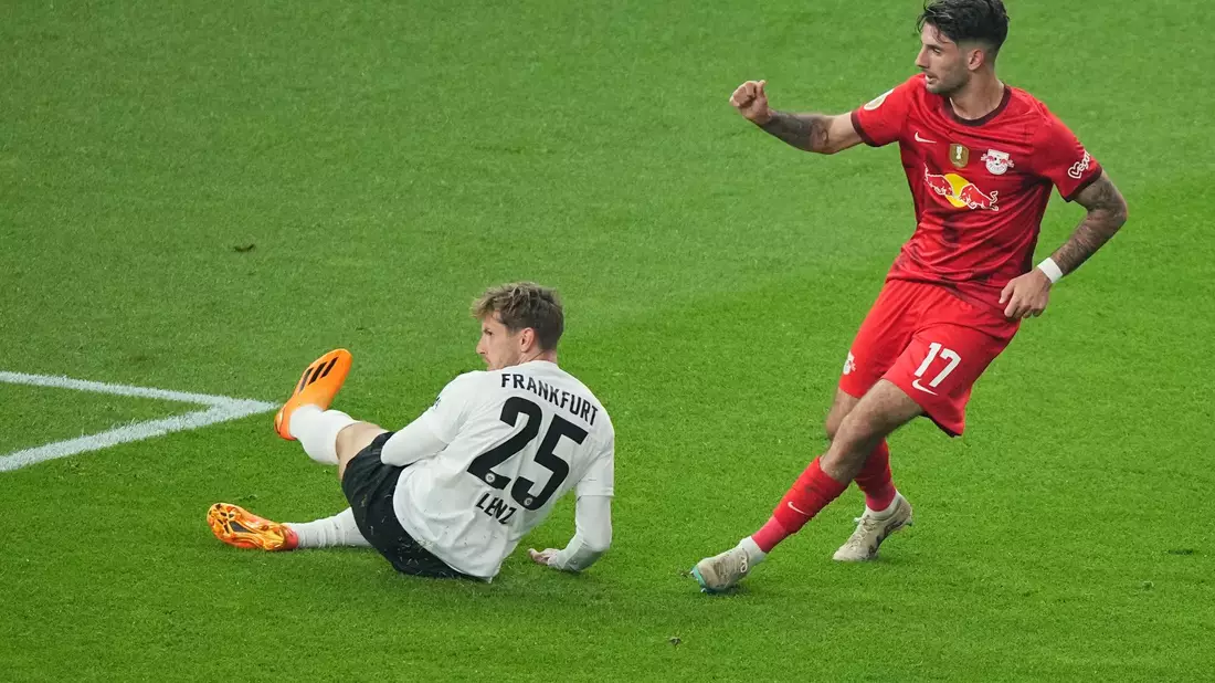 Dominik Szoboszlai (r) sorgte mit seinem Tor zum 2:0 für den Endstand. - Bild: Sören Stache/dpa