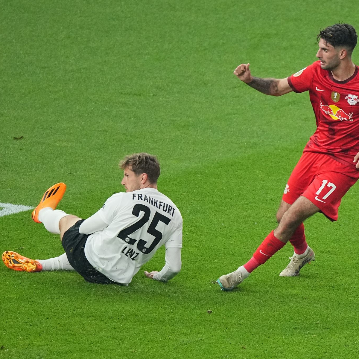 Dominik Szoboszlai (r) sorgte mit seinem Tor zum 2:0 für den Endstand. - Foto: Sören Stache/dpa