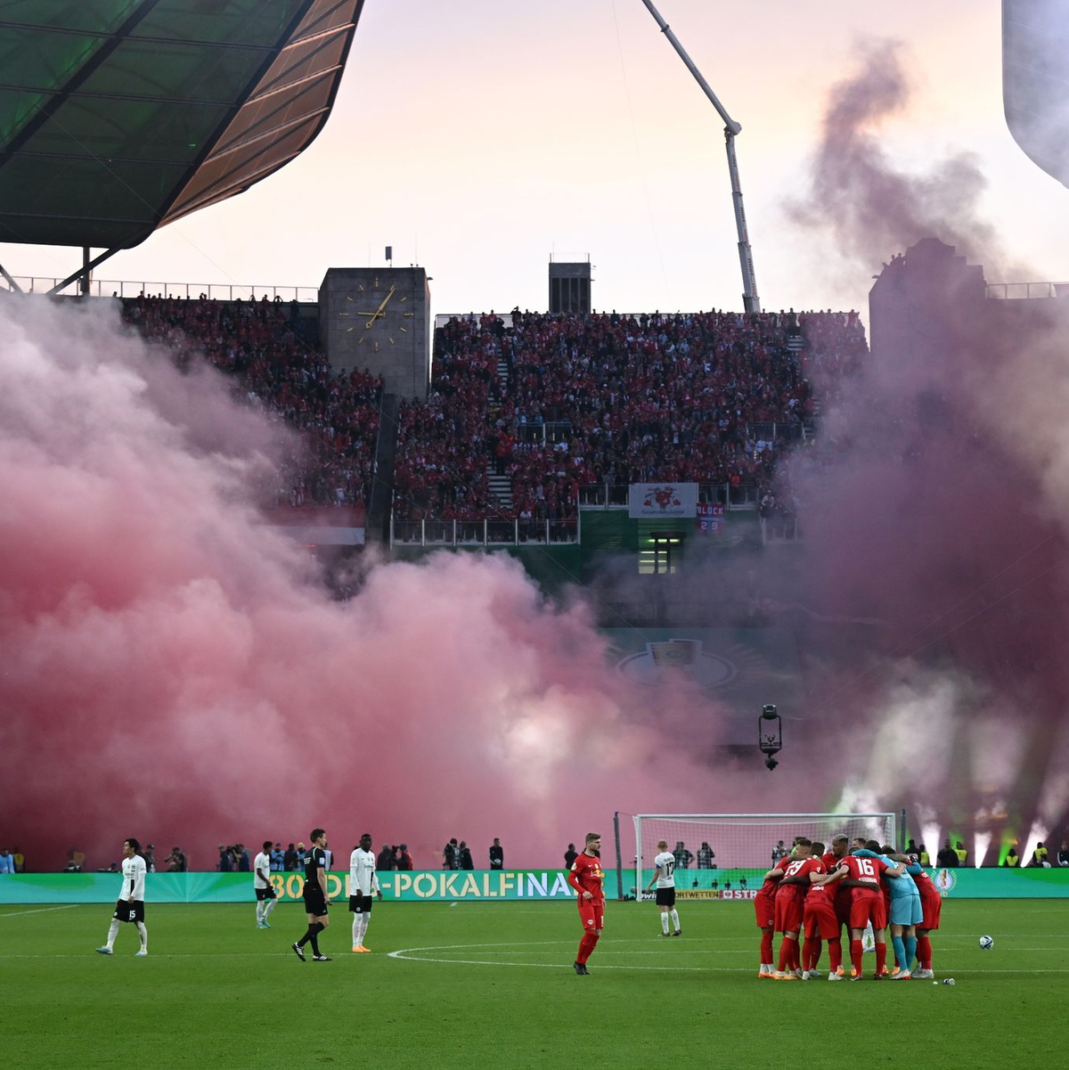 Starke Rauchentwicklung sorgte für einen verspäteten Anpfiff der zweiten Halbzeit. - Foto: Arne Dedert/dpa