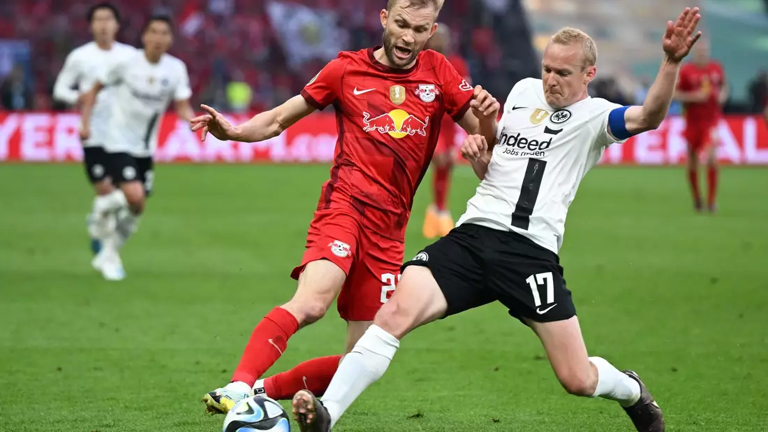 Eintracht-Kapitän Sebastian Rode (r) geht gegen den Leipziger Konrad Laimer ins Tackling. - Bild: Arne Dedert/dpa