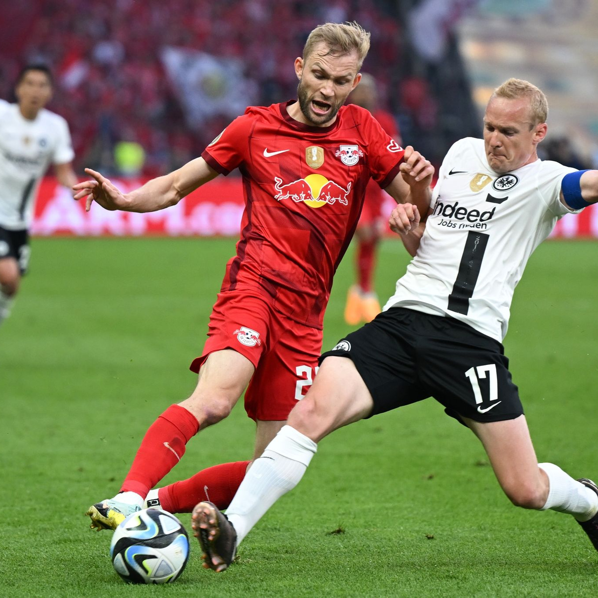 Eintracht-Kapitän Sebastian Rode (r) geht gegen den Leipziger Konrad Laimer ins Tackling. - Foto: Arne Dedert/dpa