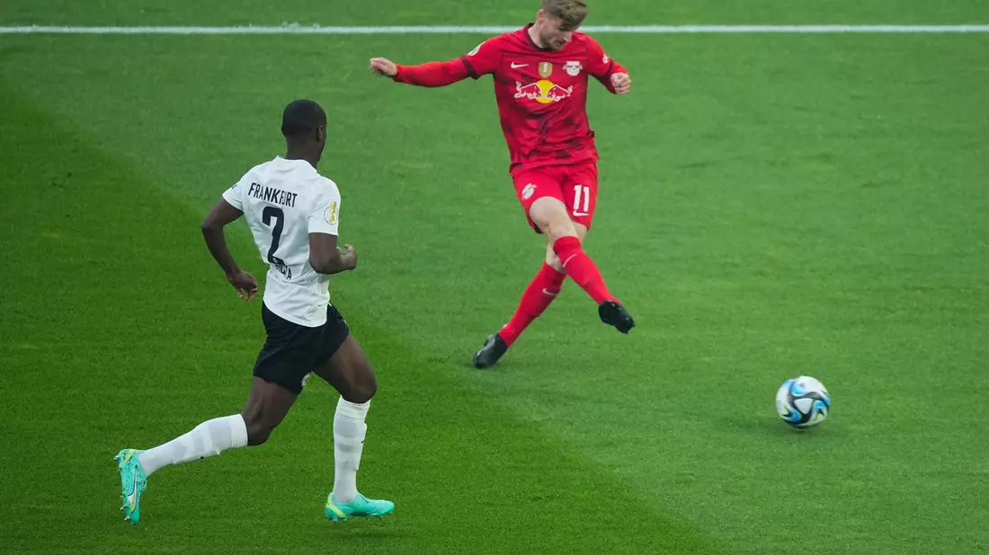 Leipzigs Timo Werner (r) kommt zum Abschluss, kann die Chance aber nicht verwerten. - Bild: Sören Stache/dpa
