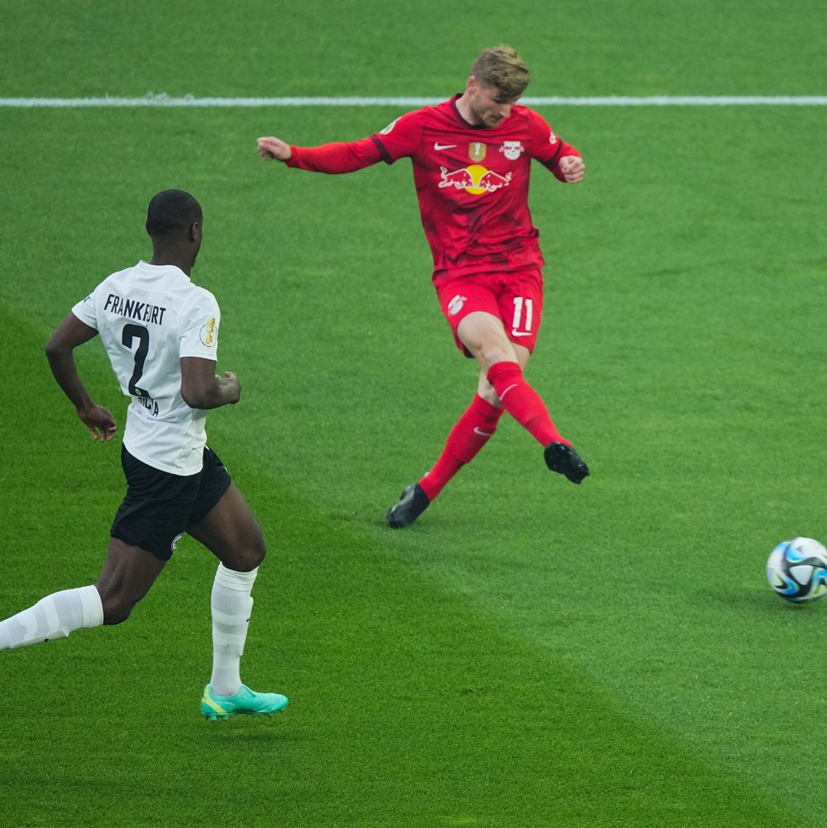 Leipzigs Timo Werner (r) kommt zum Abschluss, kann die Chance aber nicht verwerten. - Foto: Sören Stache/dpa