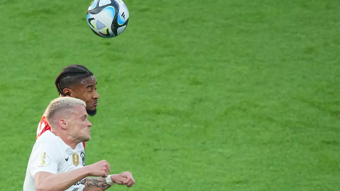 Frankfurts Philipp Max (vorne) im Kopfballduell mit Leipzigs Christopher Nkunku. - Bild: Sören Stache/dpa