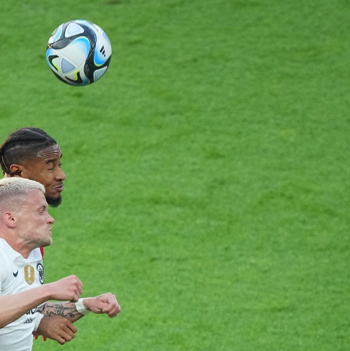 Frankfurts Philipp Max (vorne) im Kopfballduell mit Leipzigs Christopher Nkunku. - Foto: Sören Stache/dpa