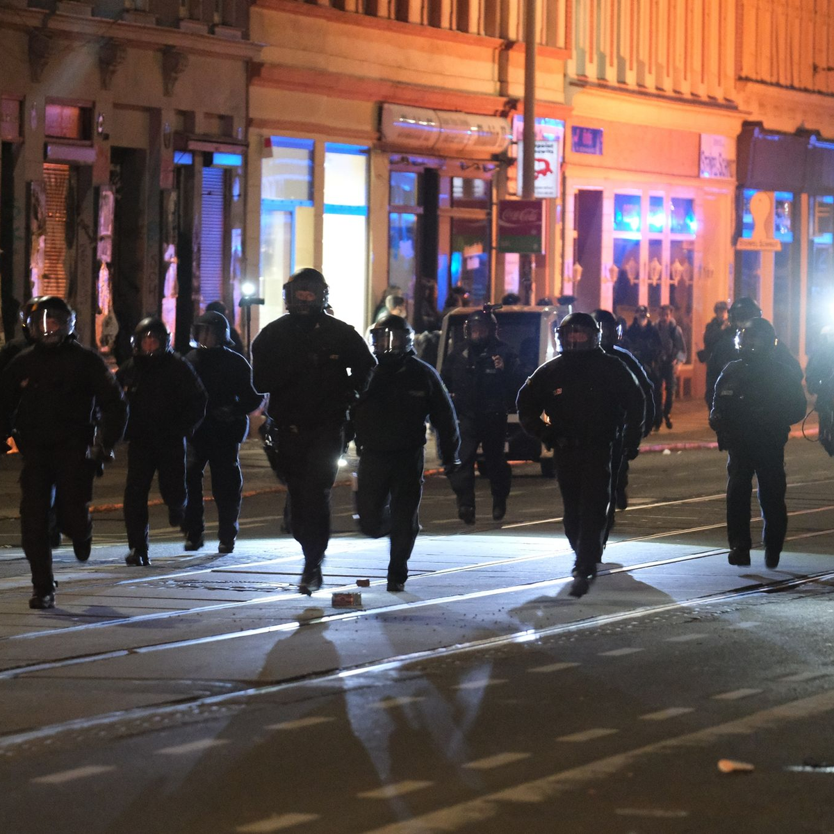 Polizisten auf dem Weg zum Einsatz. - Foto: Sebastian Willnow/dpa