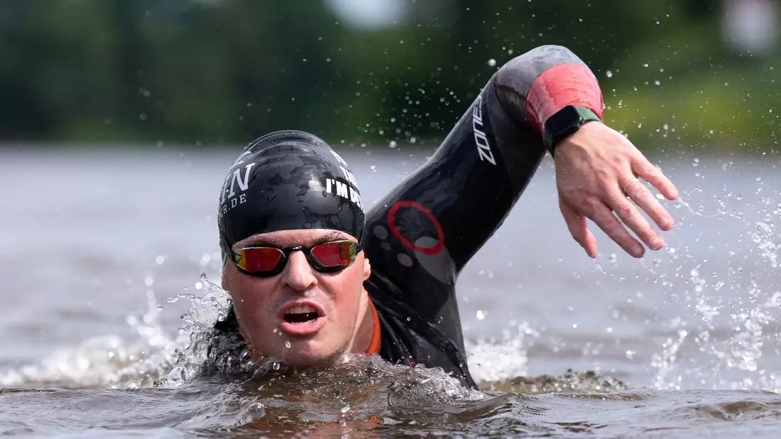 Joseph Heß schwimmt während einer Trainingseinheit in der Elbe. - Bild: Sebastian Kahnert/dpa