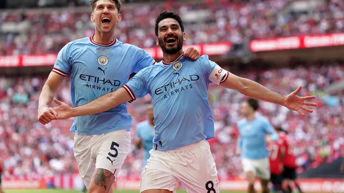 Ilkay Gündogan (r) von Manchester City feiert mit seinem Teamkollegen John Stones. - Bild: Adam Davy/PA Wire/dpa