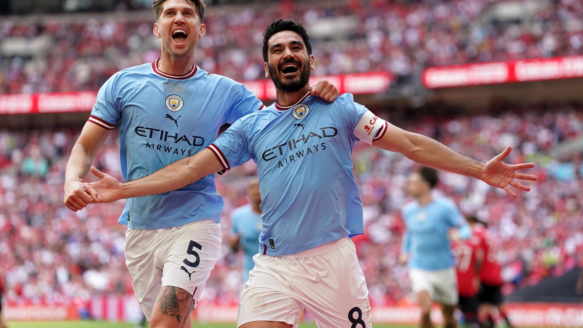 Ilkay Gündogan (r) von Manchester City feiert mit seinem Teamkollegen John Stones. - Foto: Adam Davy/PA Wire/dpa