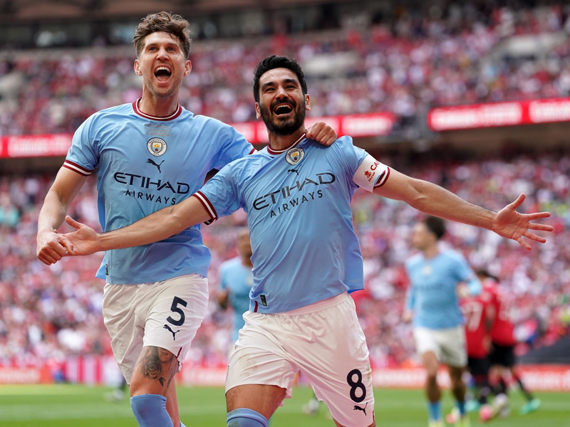 Ilkay Gündogan (r) von Manchester City feiert mit seinem Teamkollegen John Stones. - Foto: Adam Davy/PA Wire/dpa