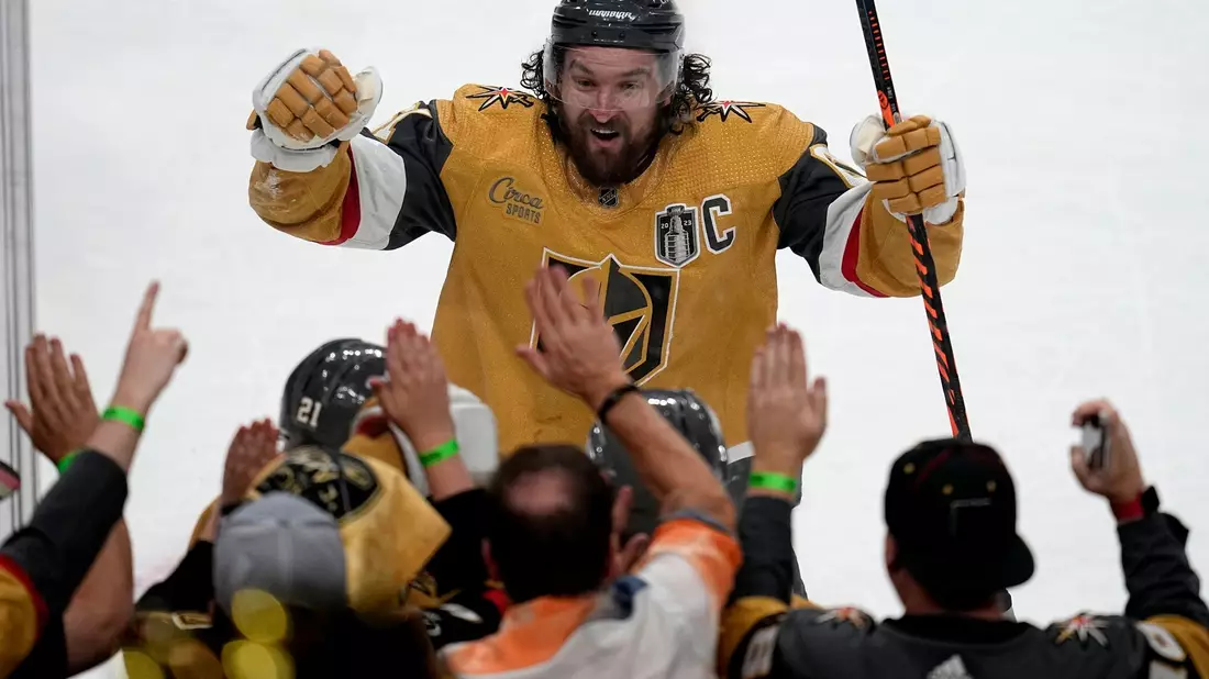 Mark Stone von den Vegas Golden Knights feiert den Sieg gegen die Florida Panthers mit den Fans. - Bild: Abbie Parr/AP