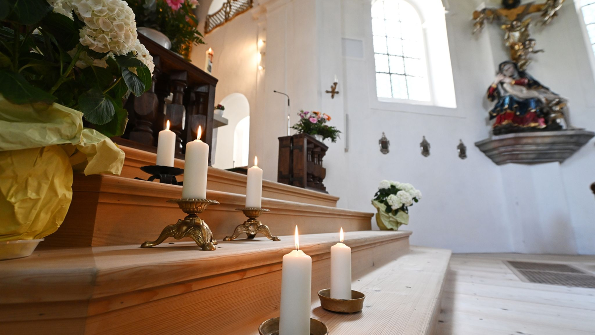 In der Wallfahrtskirche St. Anton in Garmisch-Partenkirchen stehen fünf Kerzen zum Gedenken an die Todesopfer. - Foto: Angelika Warmuth/dpa
