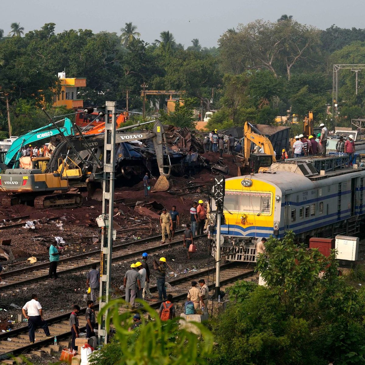 Die Rettungsarbeiten sind beendet. Nun werden die Wrackteile der entgleisten Züge beseitigt. - Foto: Rafiq Maqbool/AP