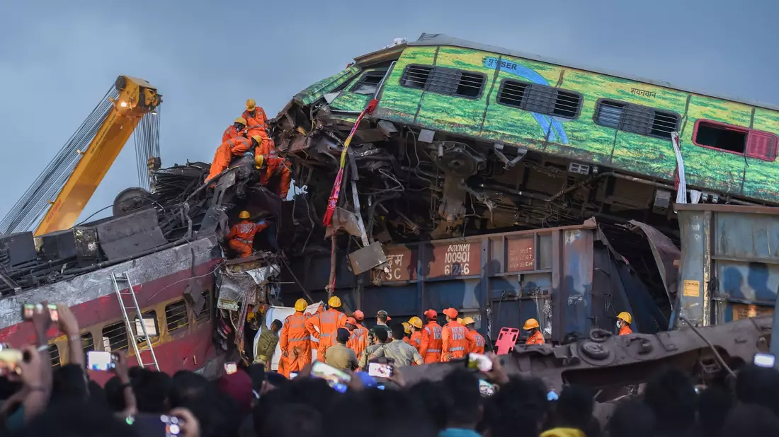 Drei Züge waren laut Behörden an dem Unfall beteiligt, der sich in einer ländlichen Gegend im Bezirk Balasore, gut 200 Kilometer südwestlich von Kolkata, am Freitag gegen 19 Uhr Ortszeit (15 Uhr MESZ) ereignete. - Bild: Javed Dar/XinHua/dpa