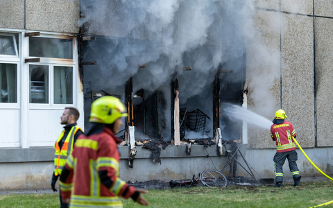 Die Feuerwehr beim Einsatz gegen die Flammen in der Flüchtlingsunterkunft in Apolda. - Foto: Johannes Krey/Jkfotografie&tv/dpa-Zentralbild/dpa