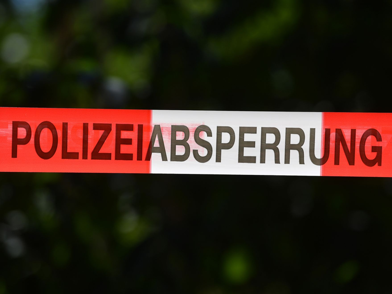 Bei der Ironman-EM in Hamburg ist der Fahrer eines Begleitmotorrads bei einem Unfall getötet worden. - Foto: Hendrik Schmidt/dpa