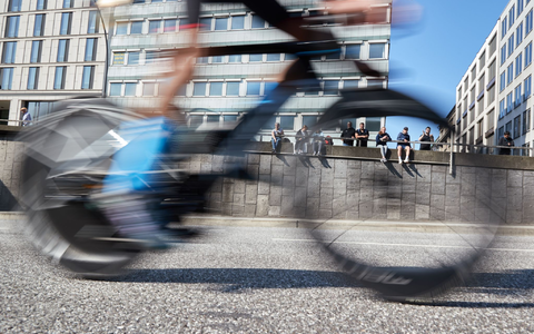 Bei der Ironman-EM in Hamburg ist der Fahrer eines Begleitmotorrads bei einem Unfall getötet worden. - Foto: Georg Wendt/dpa