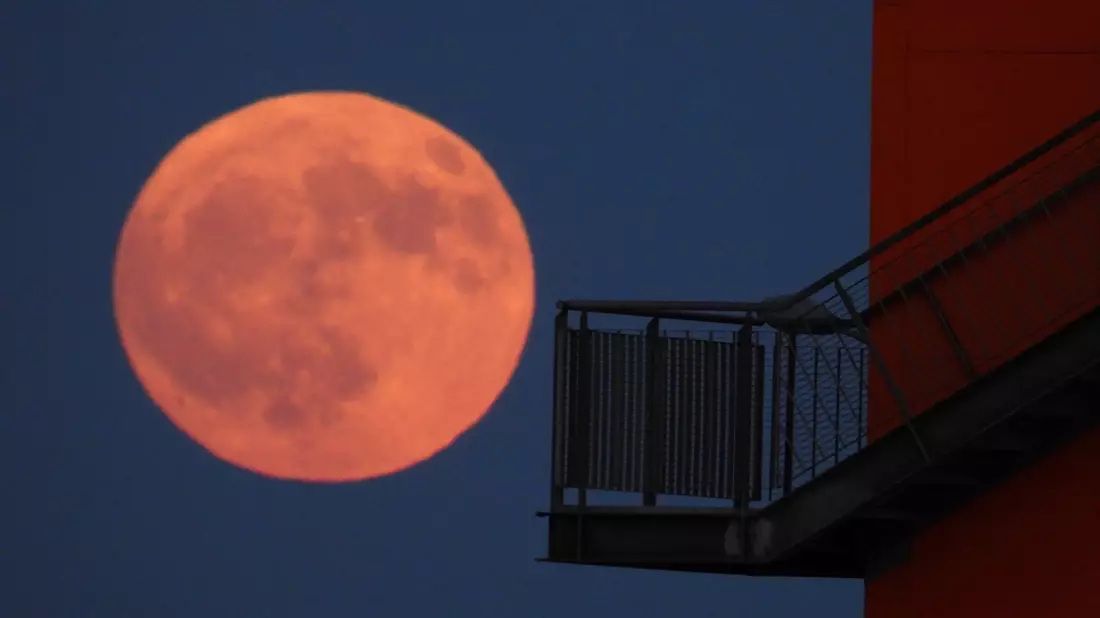 Dr sogenannte Erdbeermond über der Hafencity in Hamburg. - Bild: -/Citynewstv/dpa