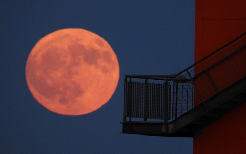 Dr sogenannte Erdbeermond über der Hafencity in Hamburg. - Foto: -/Citynewstv/dpa