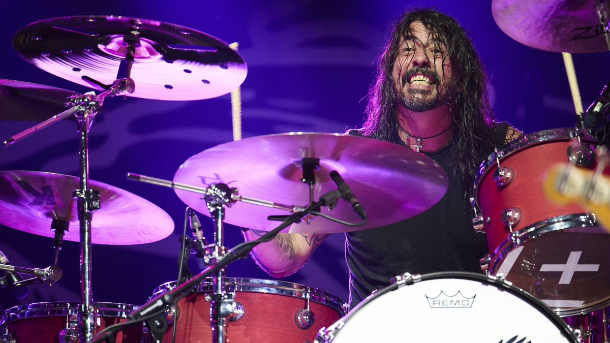 Dave Grohl, Frontman der Foo Fighters,  am Schlagzeug im Wembley Stadion. - Foto: Scarlet Page/Mbc/PA Media/dpa
