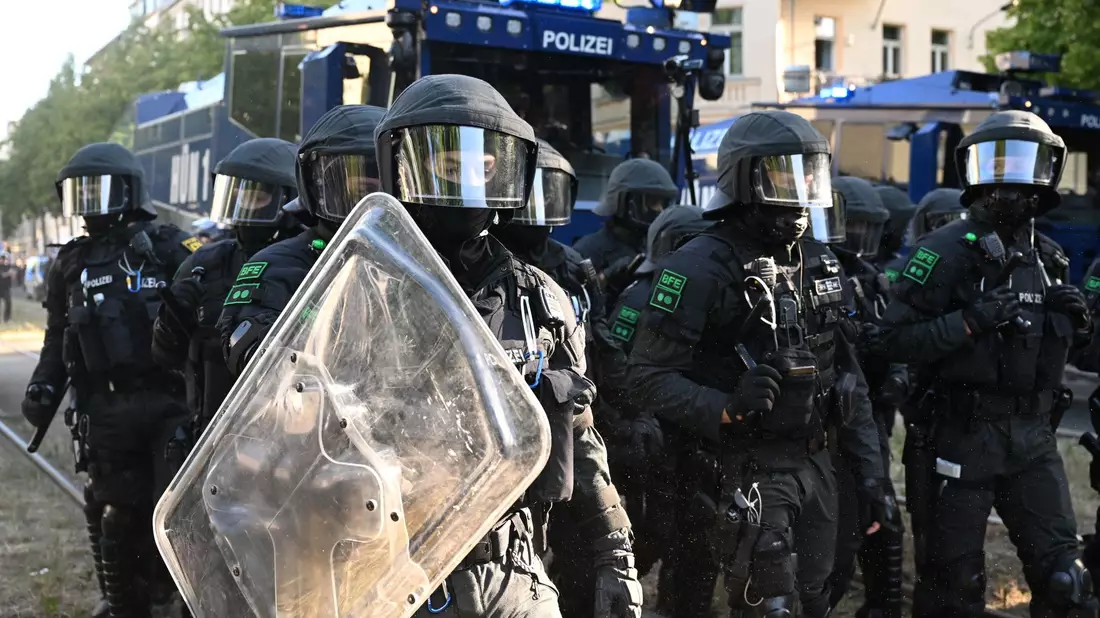 In Magdeburg wurde ein 21-Jähriger in Gewahrsam genommen. (Symbolbild) - Bild: Hendrik Schmidt/dpa