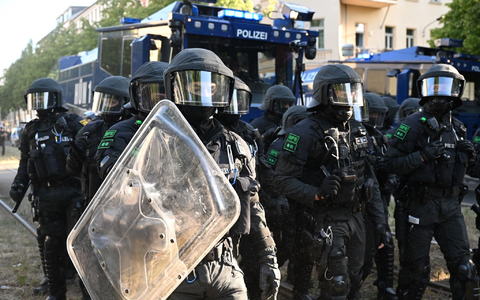 Polizei fährt Wasserwerfer zur Räumung einer Straße in Leipzig auf. - Foto: Hendrik Schmidt/dpa