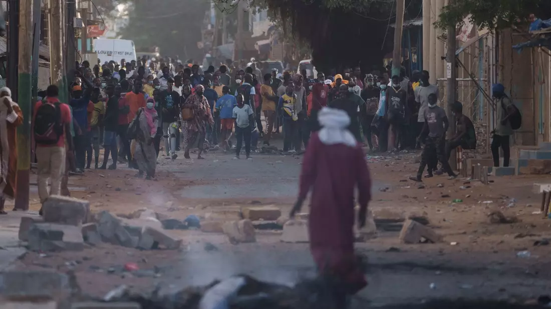 Demonstranten auf einer Straße in Dakar. Die gewalttätigen Proteste waren ausgebrochen, nachdem am Donnerstag der führende Oppositionspolitiker und Präsidentschaftskandidat Sonko wegen Missbrauchs zu zwei Jahren Haft verurteilt wurde. - Bild: Leo Correa/AP