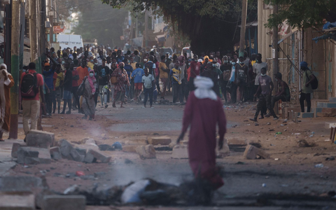 Demonstranten auf einer Straße in Dakar. Die gewalttätigen Proteste waren ausgebrochen, nachdem am Donnerstag der führende Oppositionspolitiker und Präsidentschaftskandidat Sonko wegen Missbrauchs zu zwei Jahren Haft verurteilt wurde. - Foto: Leo Correa/AP