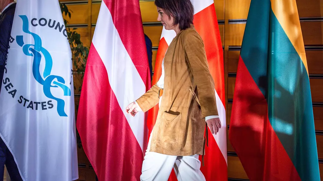Annalena Baerbock verlässt nach dem Treffen des Ostseerats eine Pressekonferenz. - Bild: Jens Büttner/dpa