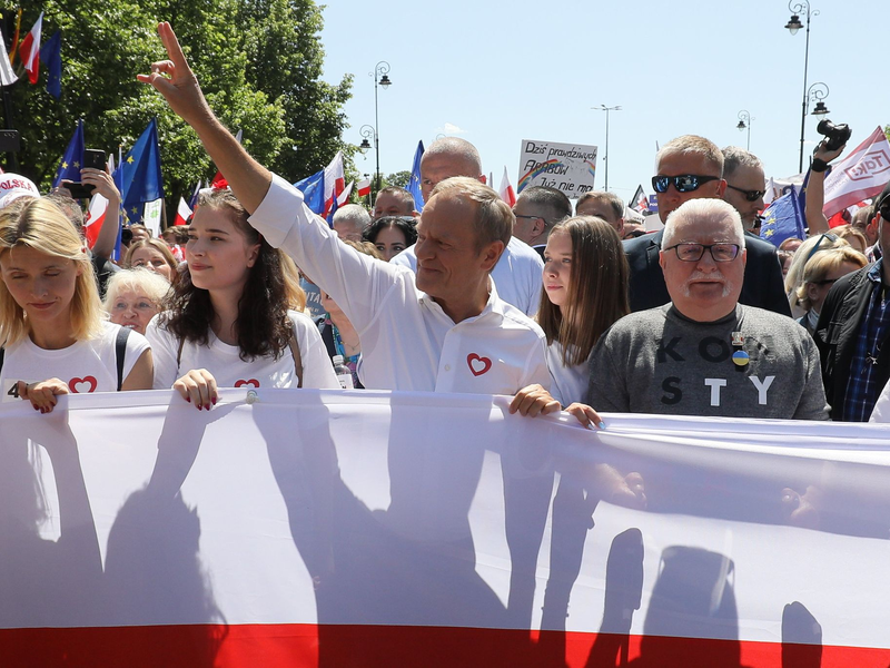 Seite an Seite: Donald Tusk (3.v.l) und Lech Walesa (2.v.r). - Foto: Pawel Supernak/PAP/dpa