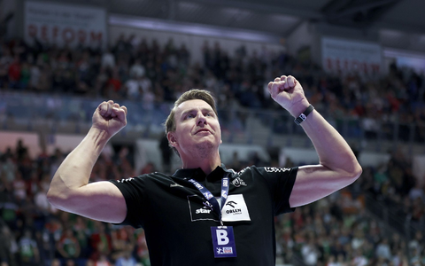 Der Kieler Trainer Filip Jicha jubelt nach dem Abpfiff. - Foto: Ronny Hartmann/dpa-Zentralbild/dpa/Archivbild