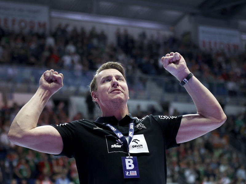 Der Kieler Trainer Filip Jicha jubelt nach dem Abpfiff. - Foto: Ronny Hartmann/dpa-Zentralbild/dpa/Archivbild