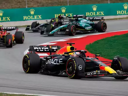 Der Niederländer Max Verstappen im Red-Bull-Boliden. - Foto: Joan Monfort/AP